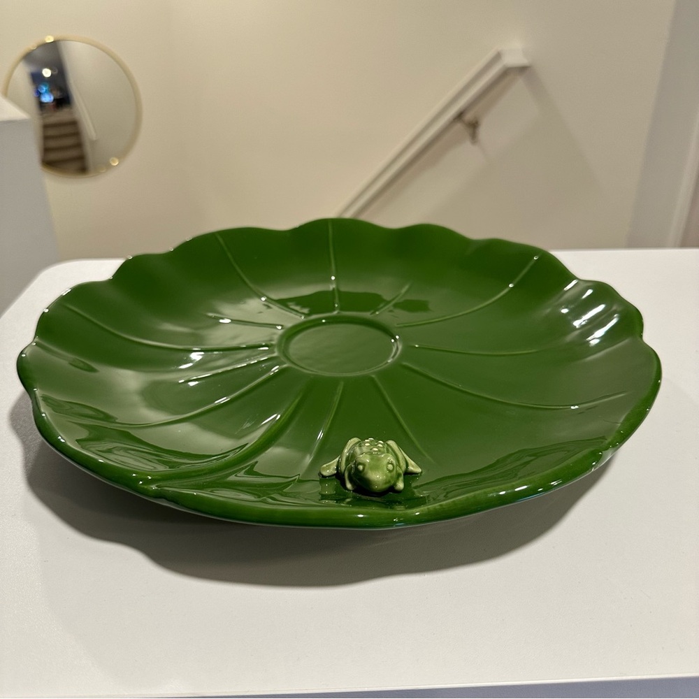 Green Leaf-Shaped Plate with Frog Accent - Picture 2 of 8